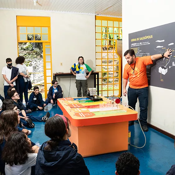 Crianças recebendo instrução e educação ambiental Museu da Energia