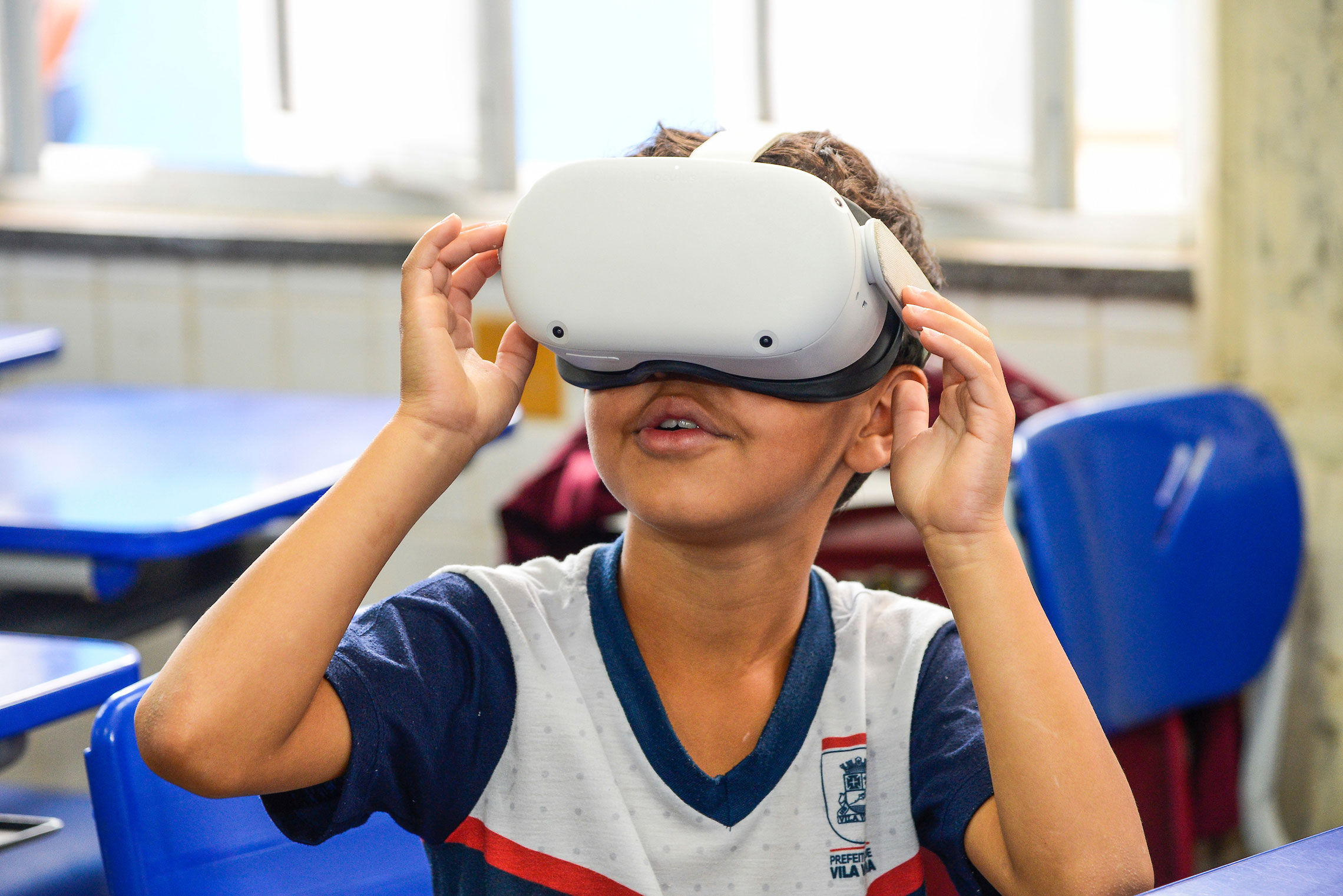 Criança na escola com óculos de realidade aumentada