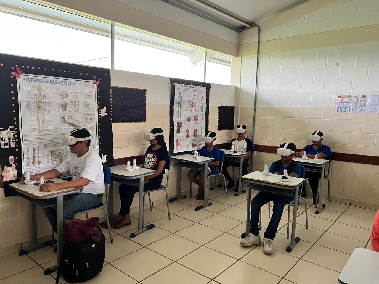 sala de aula com alunos usando óculos de realidade virtual