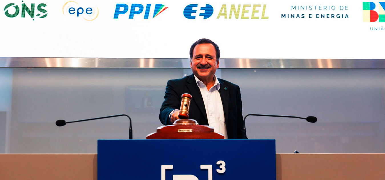 CEO da EDP, João Marques da Cruz com martelo na mão em leilão de transmissão de energia