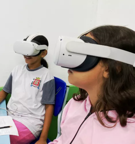 Crianças em sala de aula com óculos de realidade virtual