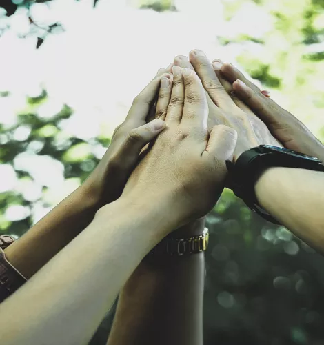 Mãos unidas simbolizando a união pelo futuro