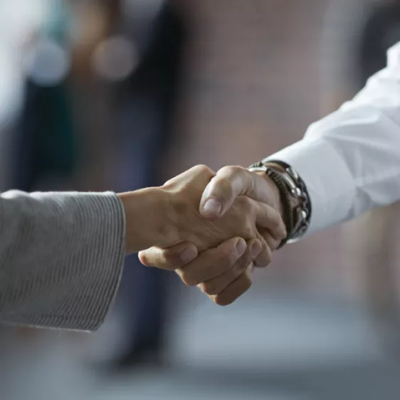 Empresários dando as mãos formando uma parceria