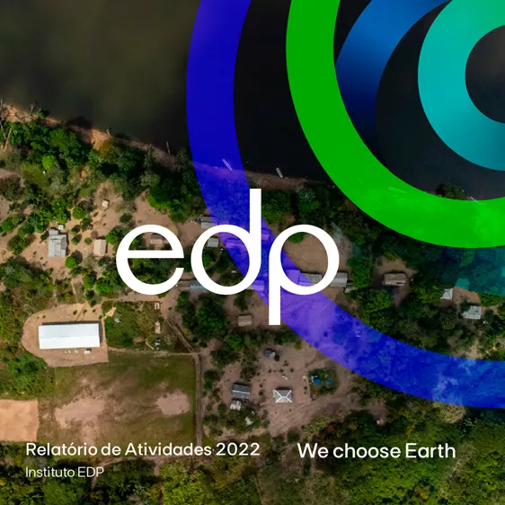 Vista de campo de floresta com logo da EDP