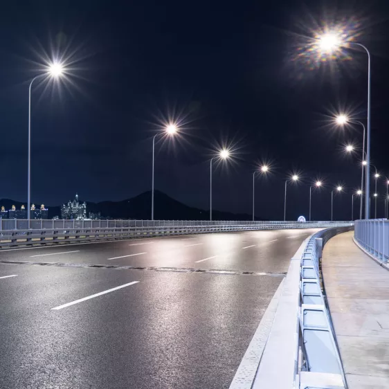 Postes de luz iluminando uma avenida