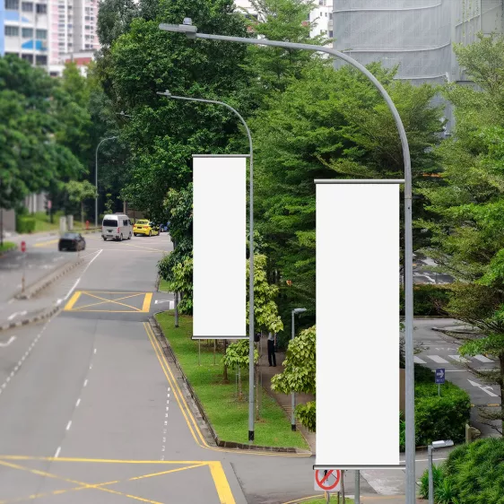 Postes de luz com placas de sinalização