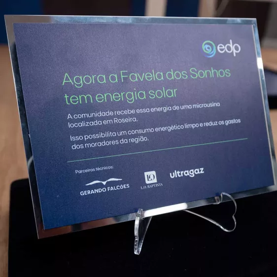 Placa de inauguração da Microusina Solar Social da EDP