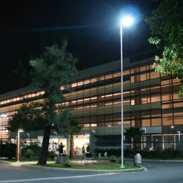 Prédio corporativo do E-Business Park à noite, com iluminação interna e externa acesa