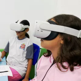 Crianças em sala de aula com óculos de realidade virtual