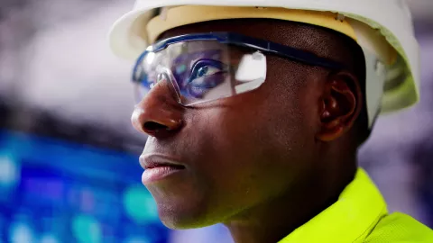 Homem com capacete e óculos de segurança