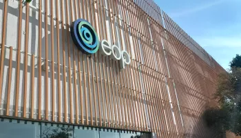 Fachada da EDP Brasil em São Paulo, com ripas de madeira e o logo ao centro.