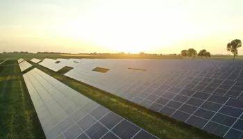 Painéis solares em dia amanhecendo